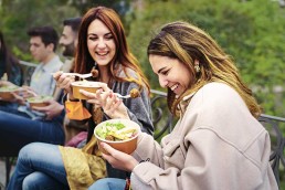 ensalada saludable con amigas