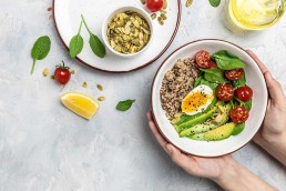 ensalada de semillas tomates y aguacate